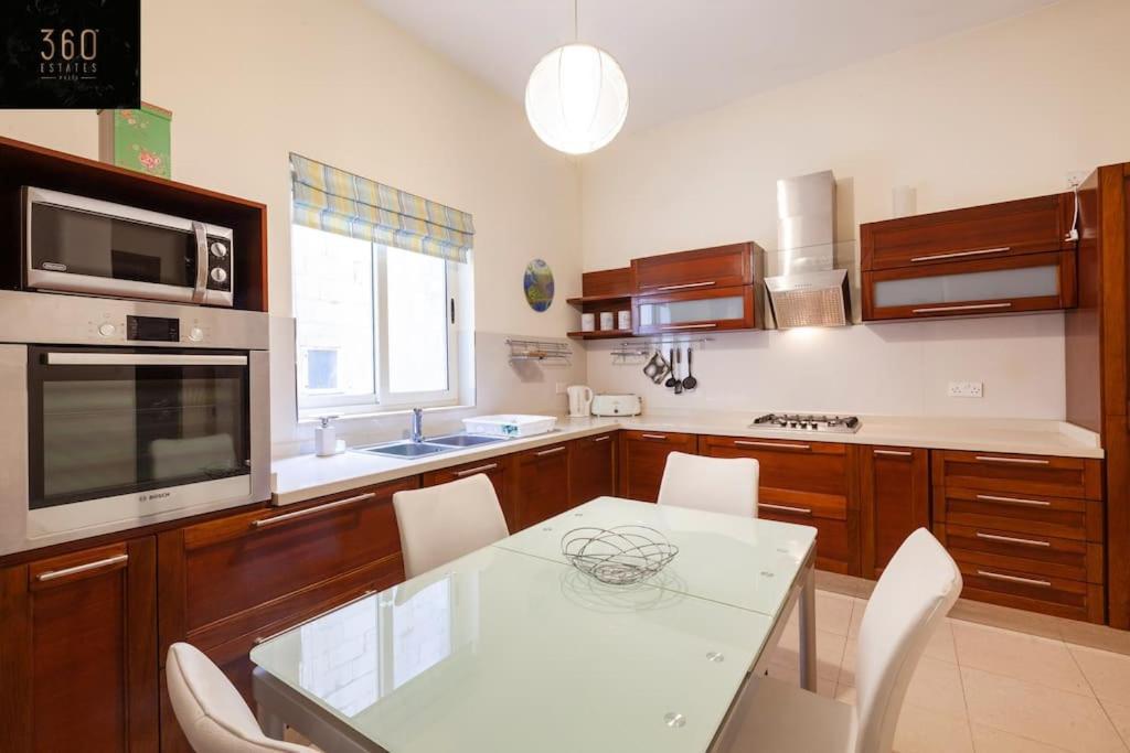 Beautiful, Typical Maltese 4Br Home With Roof Top By 360 Estates Sliema Exteriör bild