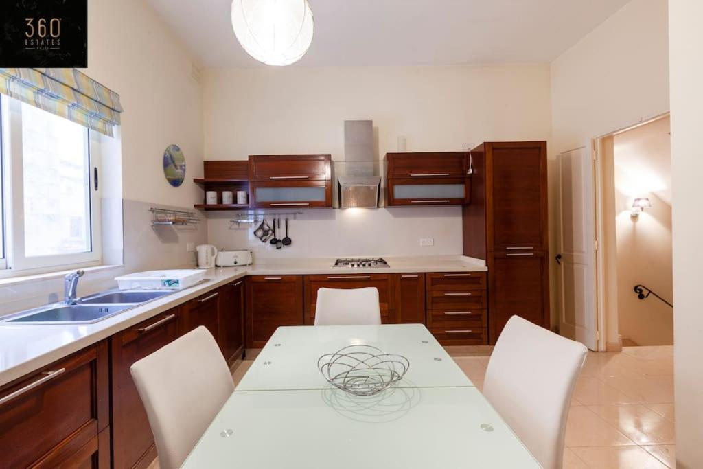 Beautiful, Typical Maltese 4Br Home With Roof Top By 360 Estates Sliema Exteriör bild